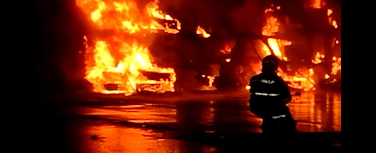 Motorista morre após tombar caminhão com carga química na Santos Dumont