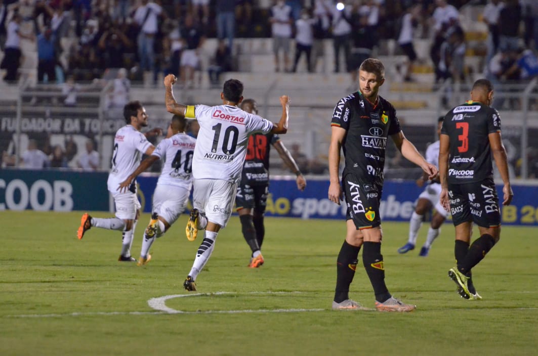 Ponte Preta vence mais uma em casa e sobe na tabela