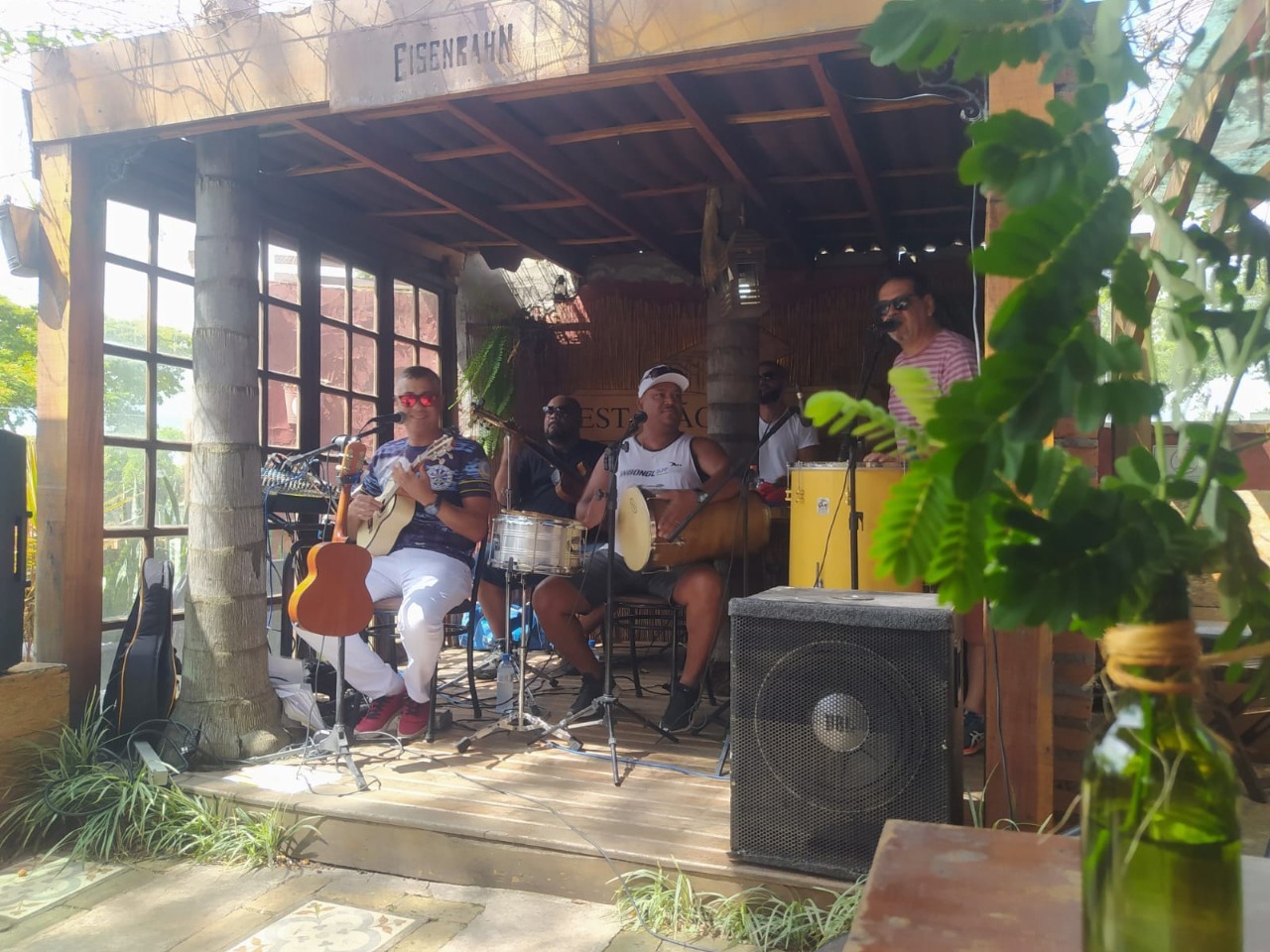 Parque Aquático do Clube Cultura recebe show da banda Samba de Bateia no feriadão