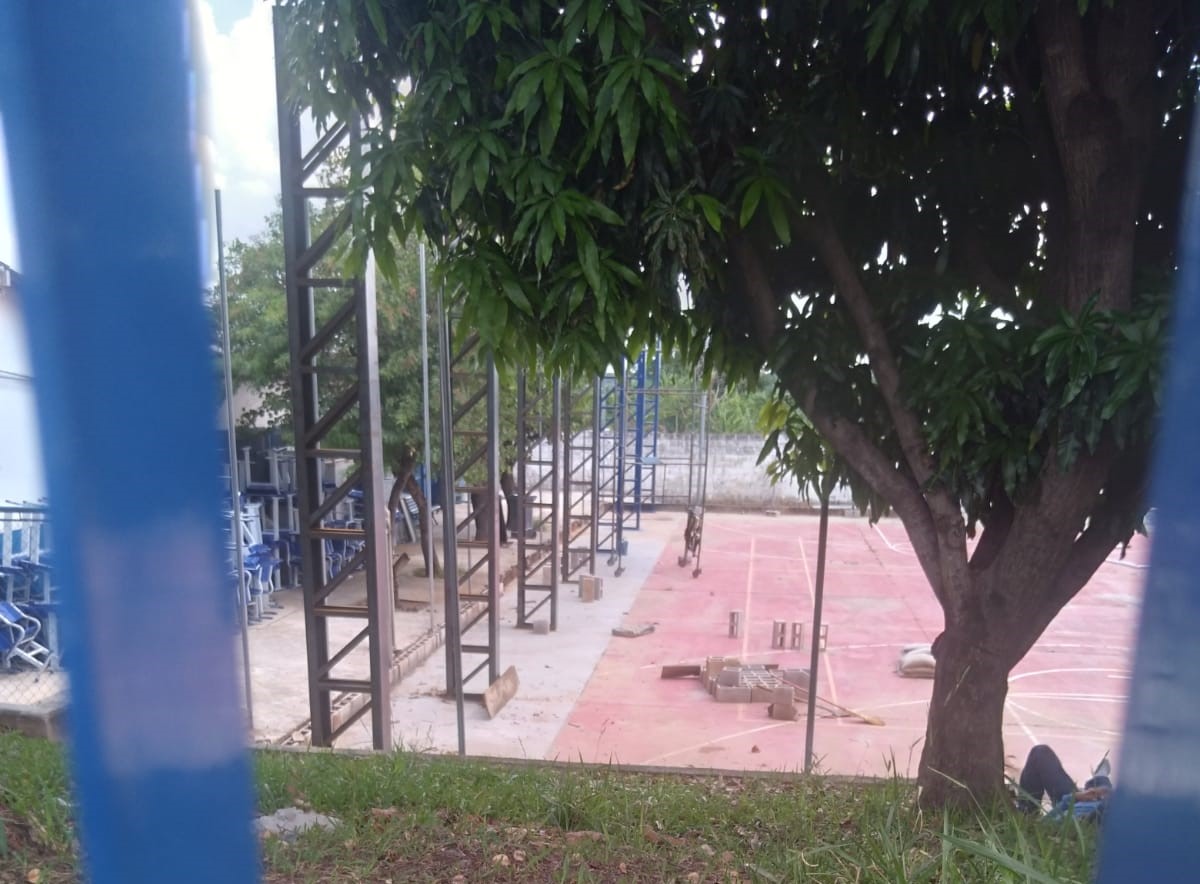 Vigas em obra de quadra escolar de Campinas preocupam pais de alunos