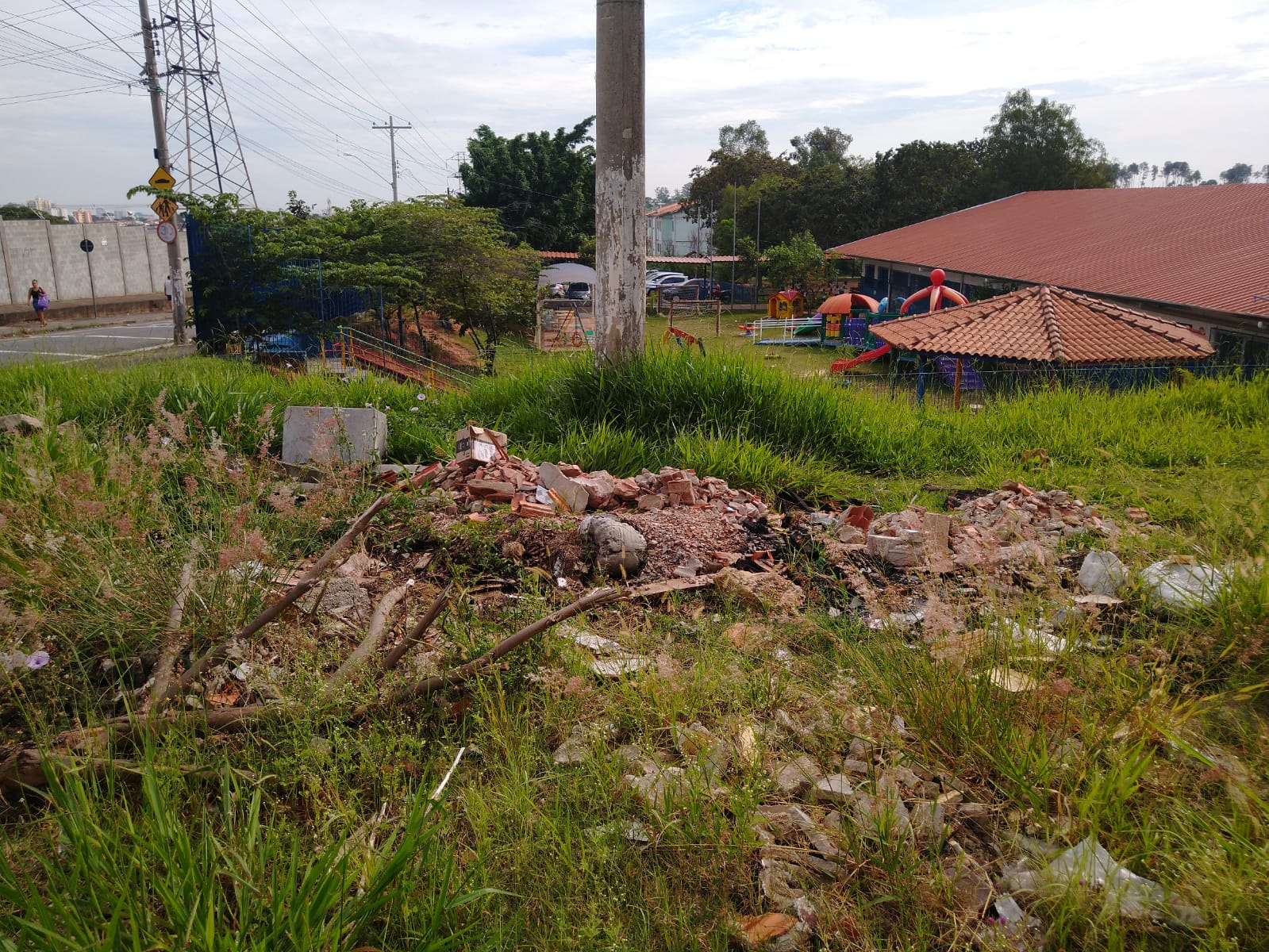 Pais demonstram preocupação com mato alto e entulho ao lado de escola