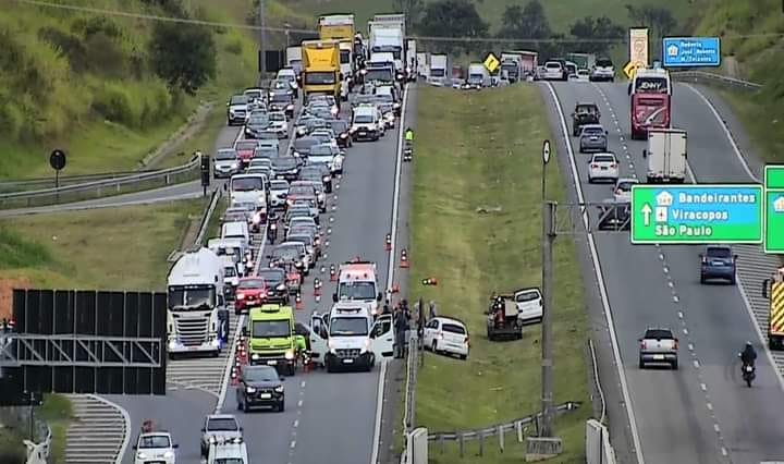 Acidente com 4 carros trava Anel Viário Magalhães Teixeira