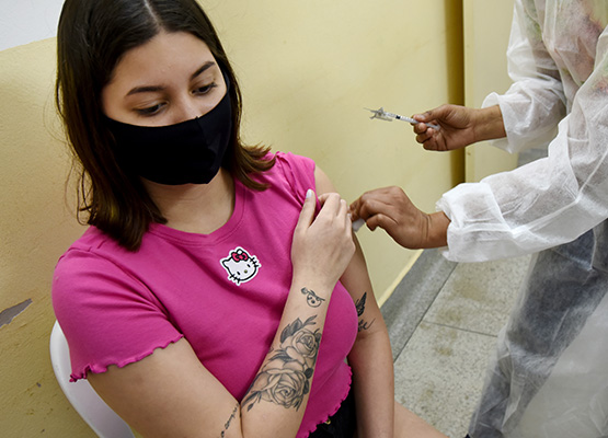 Adolescentes já podem receber dose de reforço contra Covid-19
