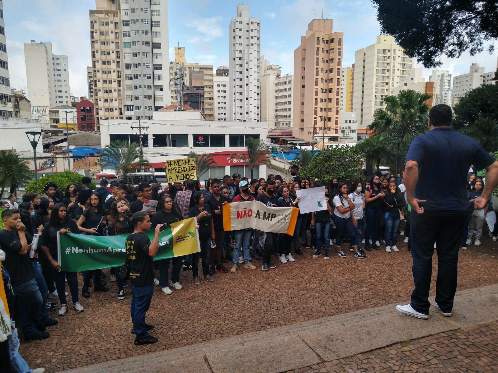 Aprendizes protestam em Campinas contra MP que pode impactar contratações