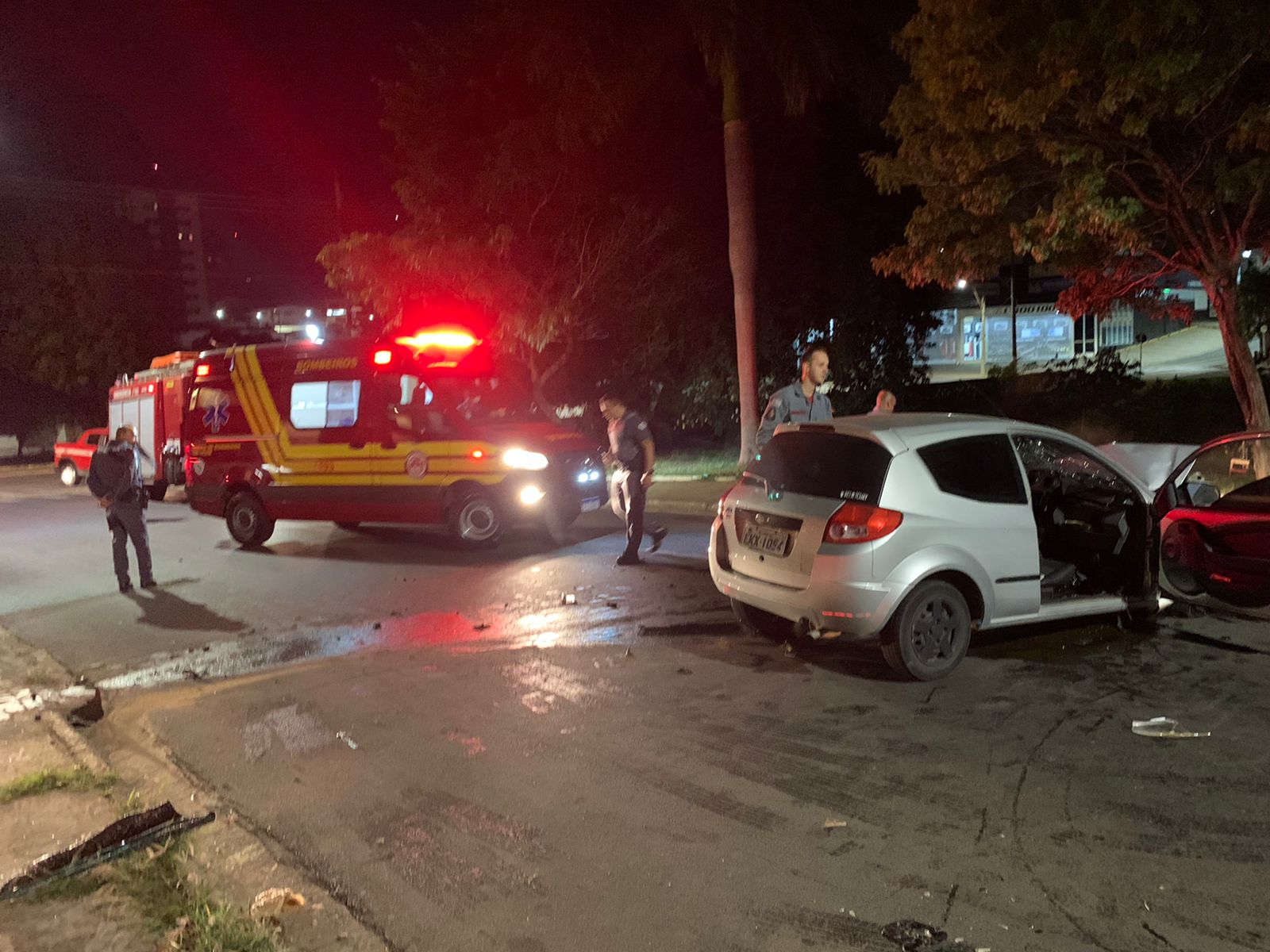 Dois homens ficam feridos após carro atingir muro em Americana