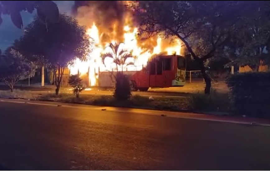 Fogo destrói ônibus do transporte público em Campinas