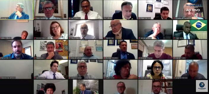 Câmara aprova emenda que torna facultativo uso de máscara nas escolas