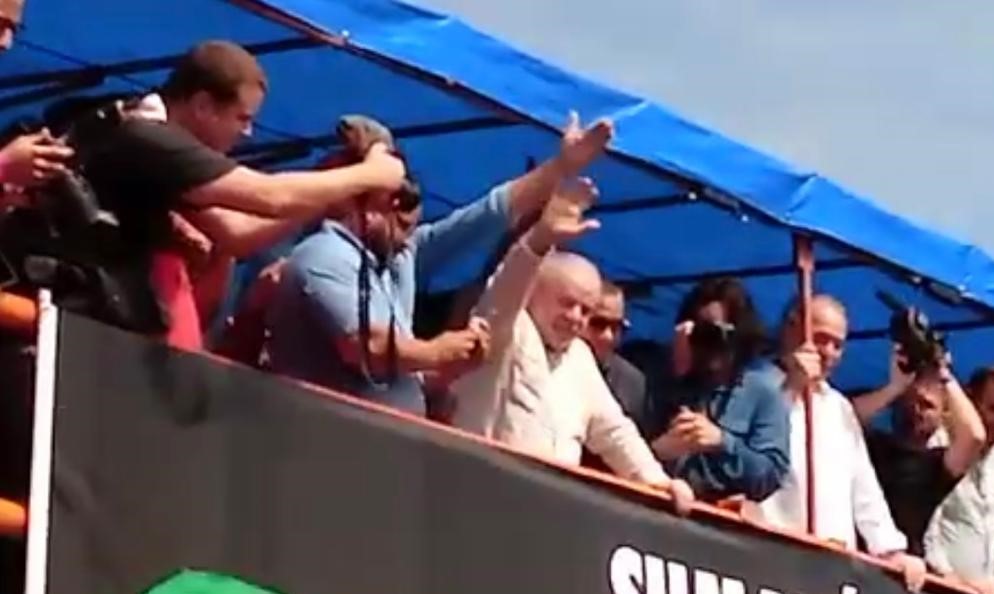 Lula diz que Bolsonaro ‘só atende os filhos dele e os milicianos’