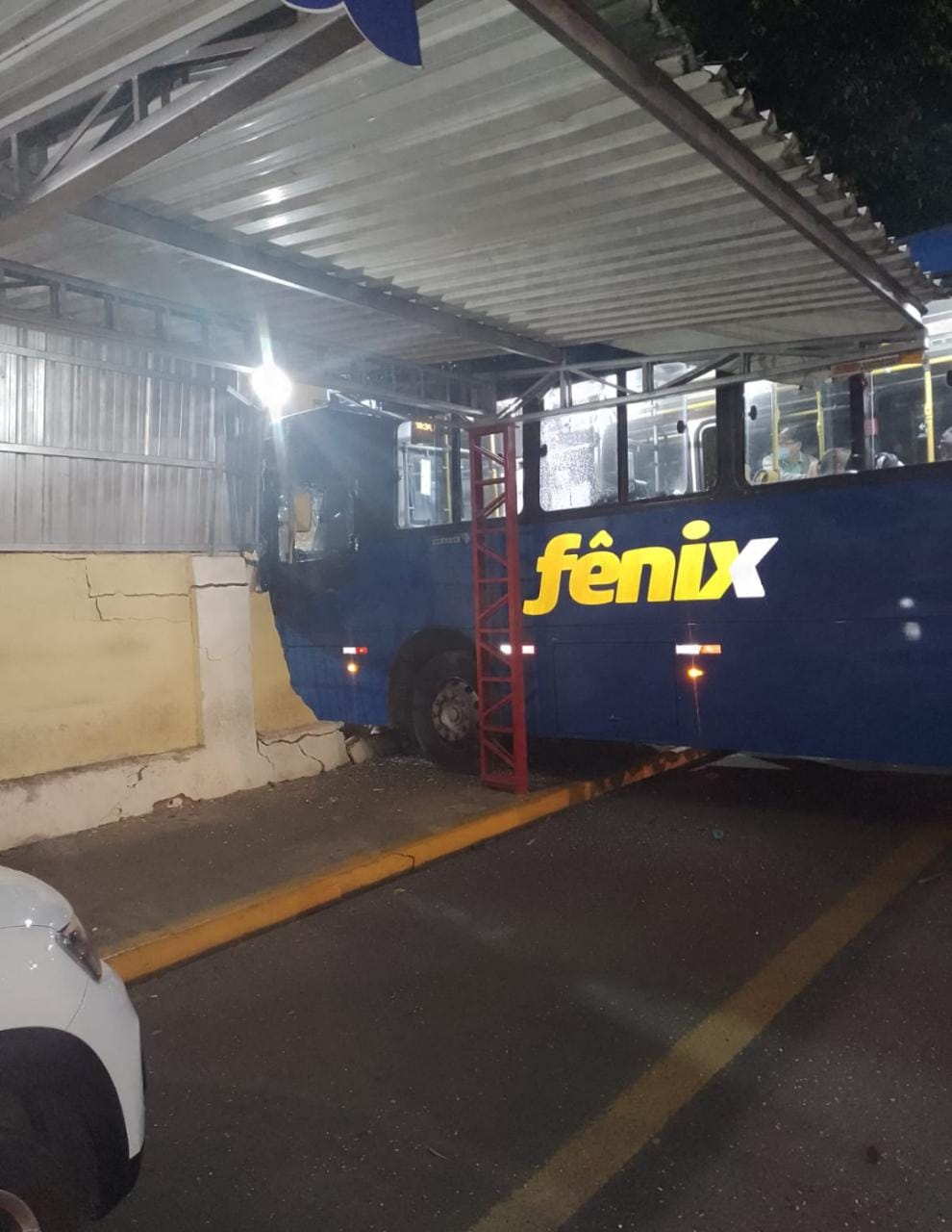 Ônibus atinge muro e invade escola em Mogi Guaçu