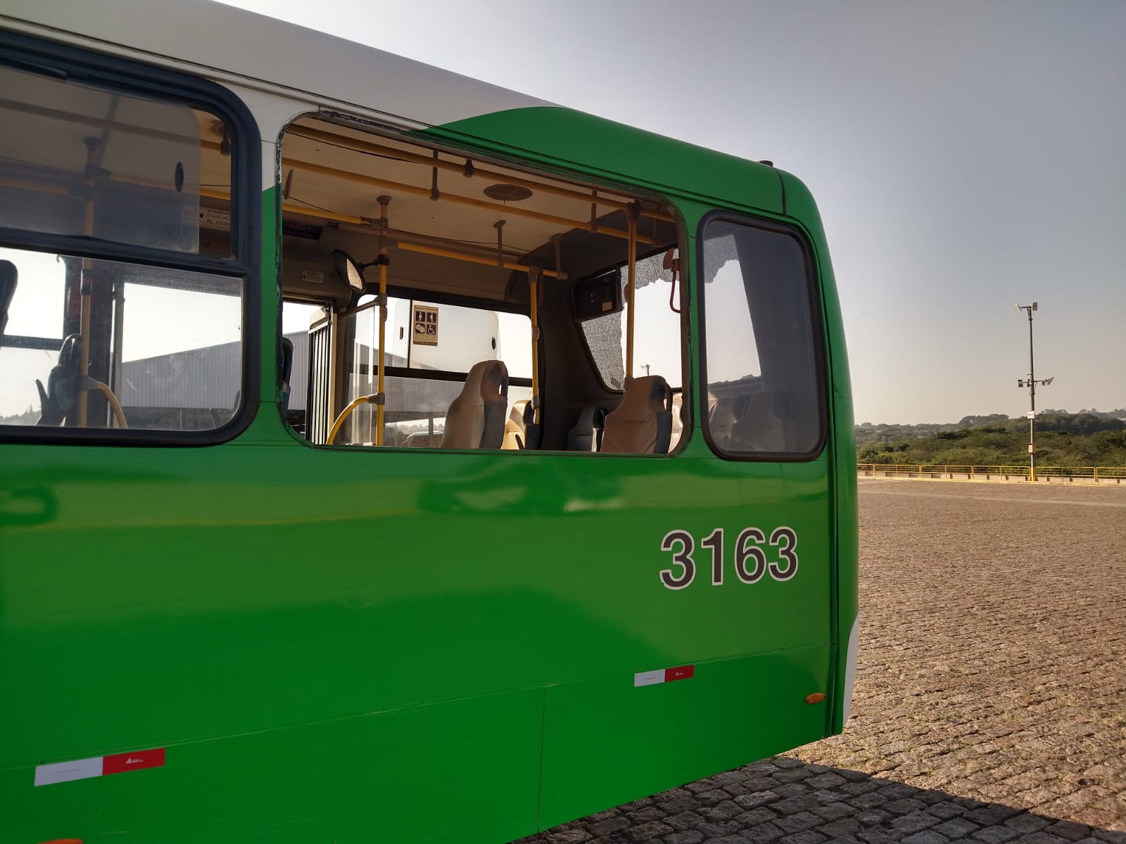 Ônibus do transporte público é vandalizado no Recanto dos Dourados