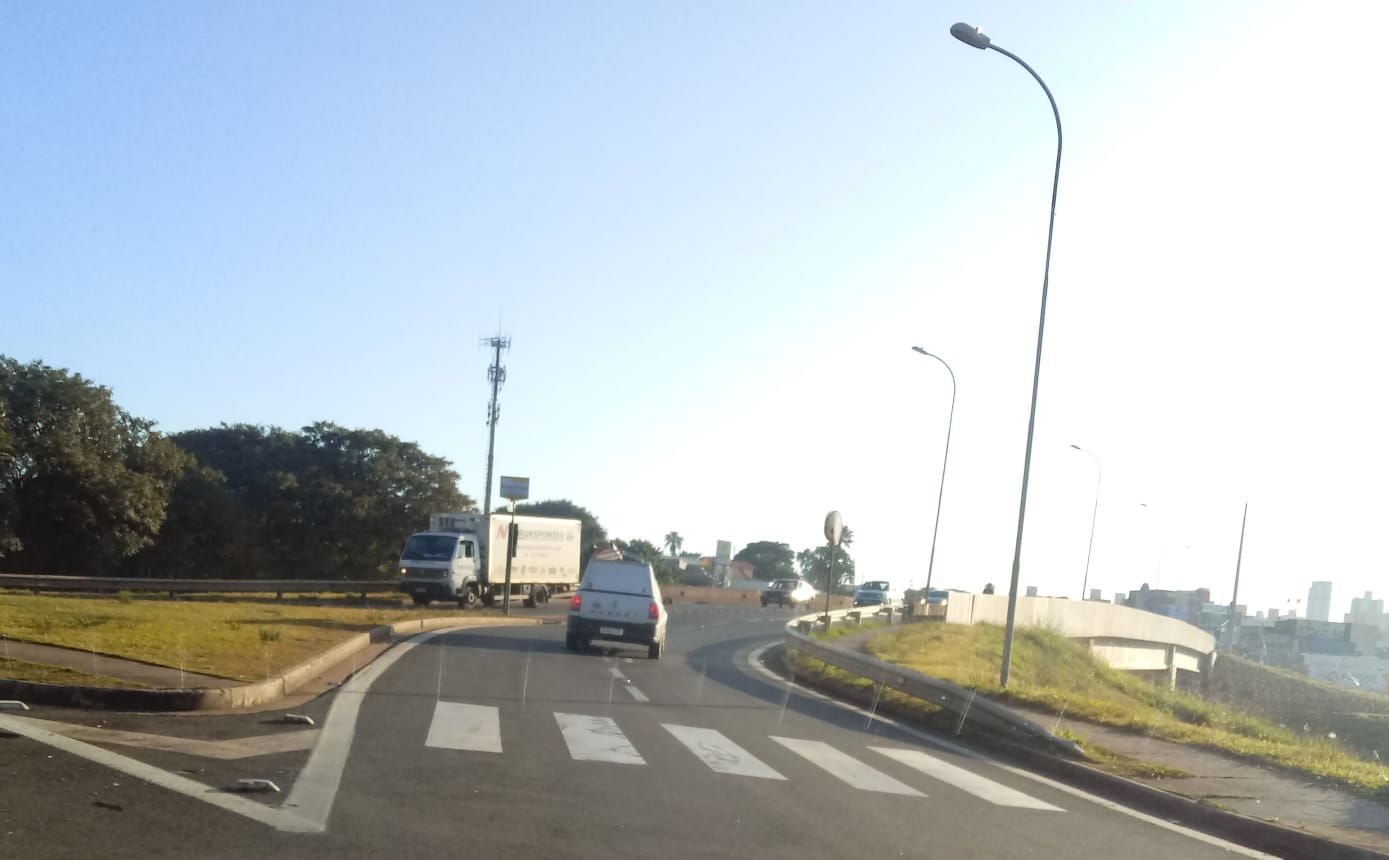 Pedestres de Campinas enfrentam dificuldade em faixas de travessia