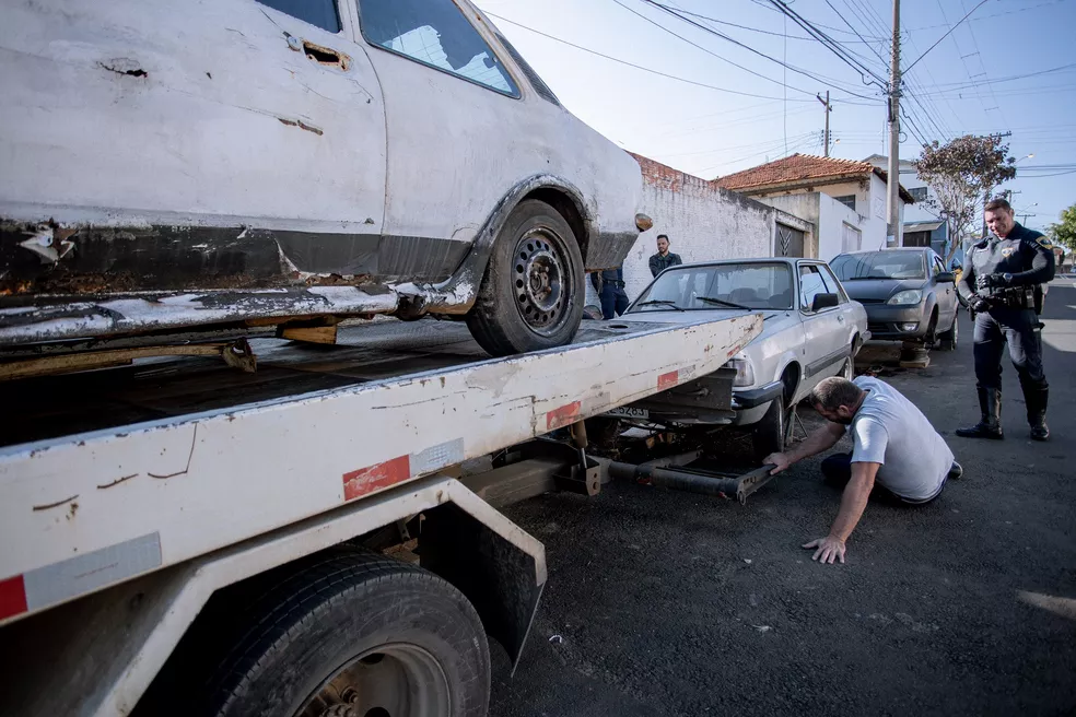 Piracicaba recolhe 10 carros abandonados em bairros da cidade