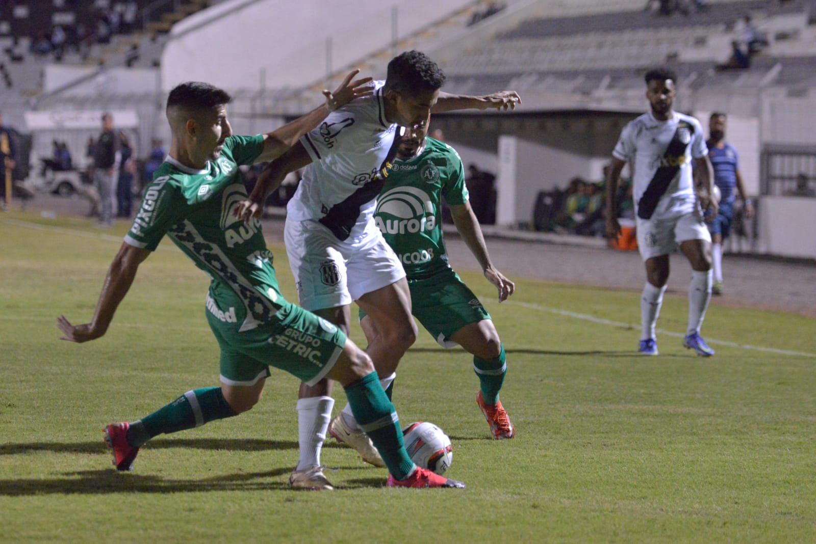 Ponte Preta chega a quatro jogos sem vitórias na Série B