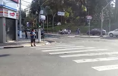 Pedestres reclamam de tempo de espera em semáforos do Centro