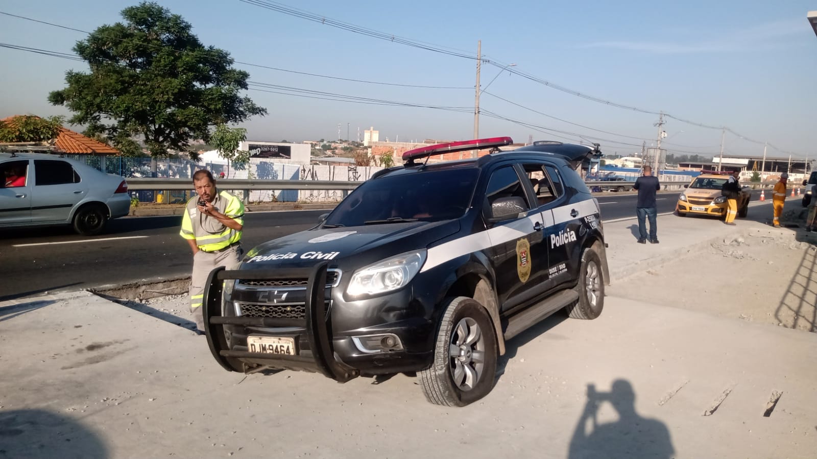 Viatura da Polícia Civil de Taboão da Serra cai em obra do BRT