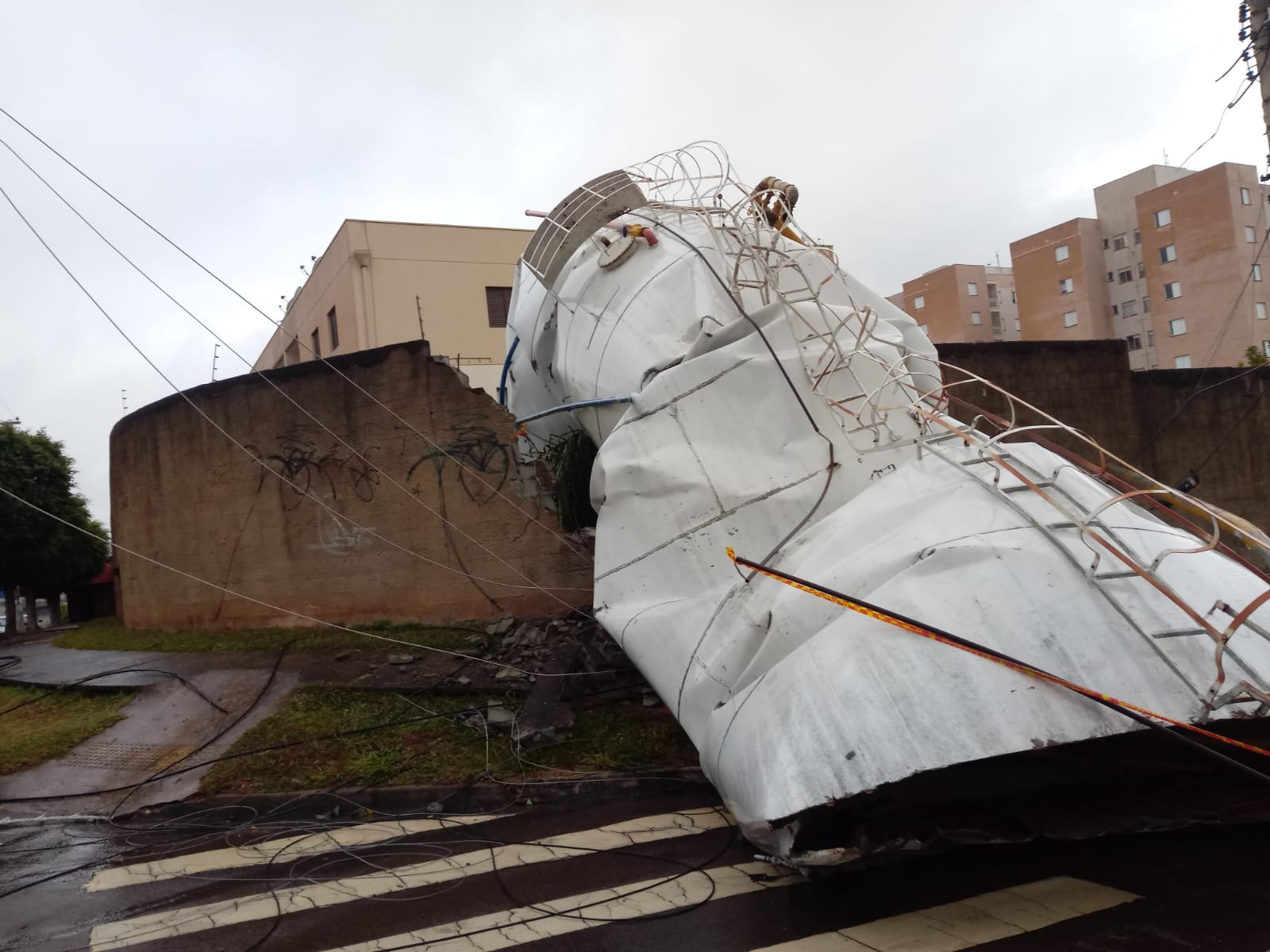 Caixa d’água desaba e causa grande susto em condomínio de Campinas
