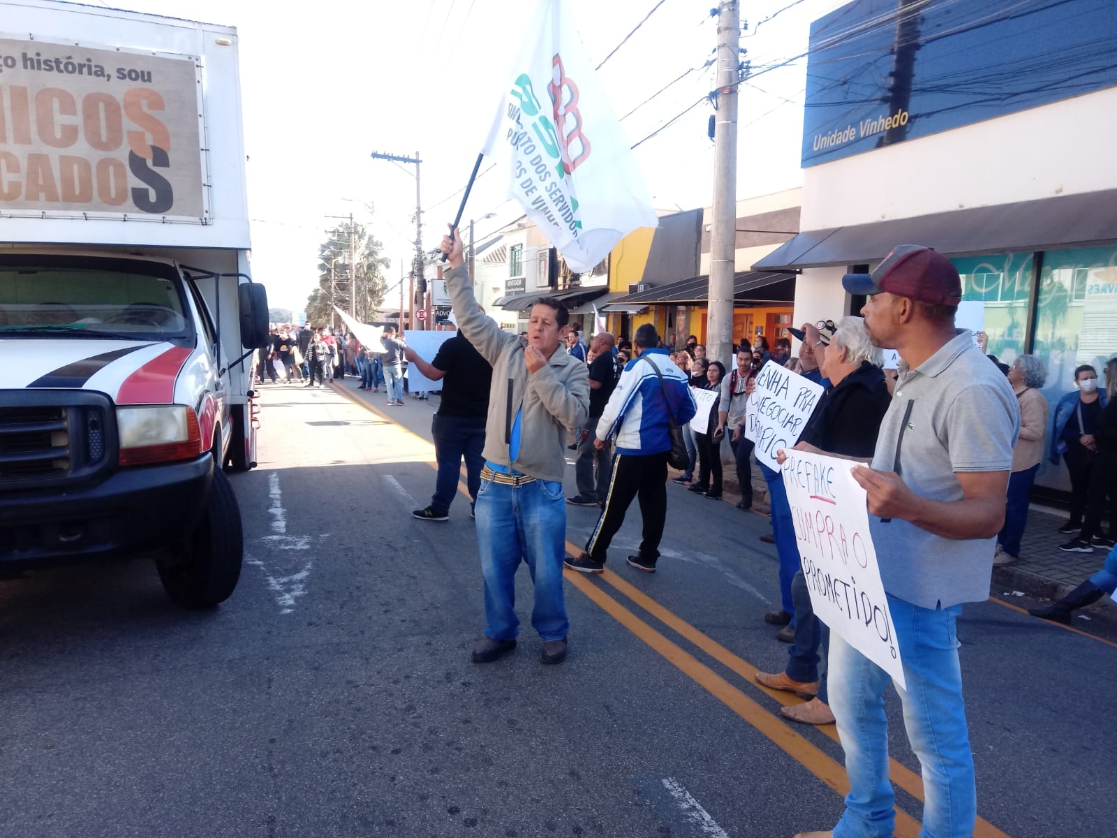 Servidores de Vinhedo paralisam atividades e realizam ato em frente à Prefeitura