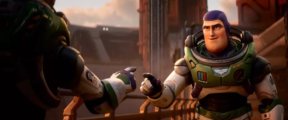 A história de Buzz Lightyear chega aos cinemas