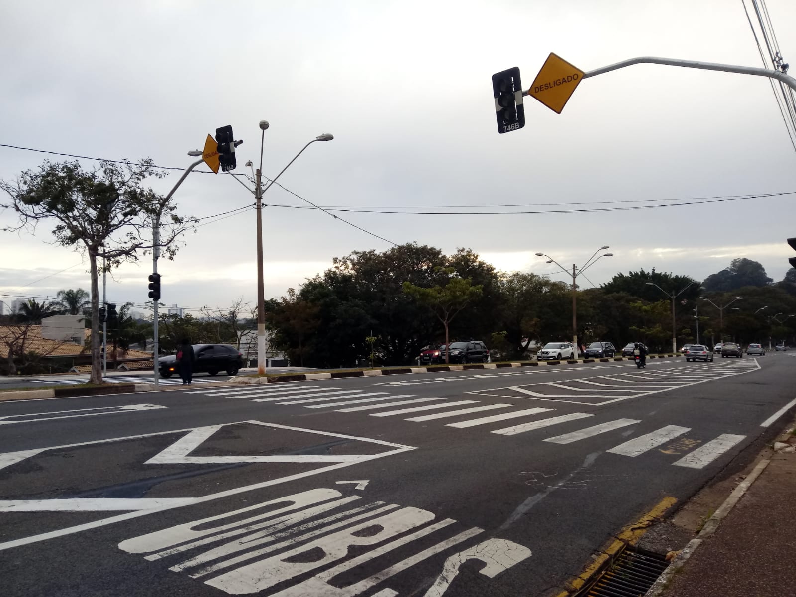 Agora com semáforo, pedestres esperam que faixa em frente ao Parque Ecológico seja respeitada
