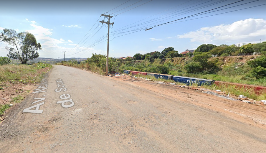 Após acidente, carro despenca em barranco em Campinas