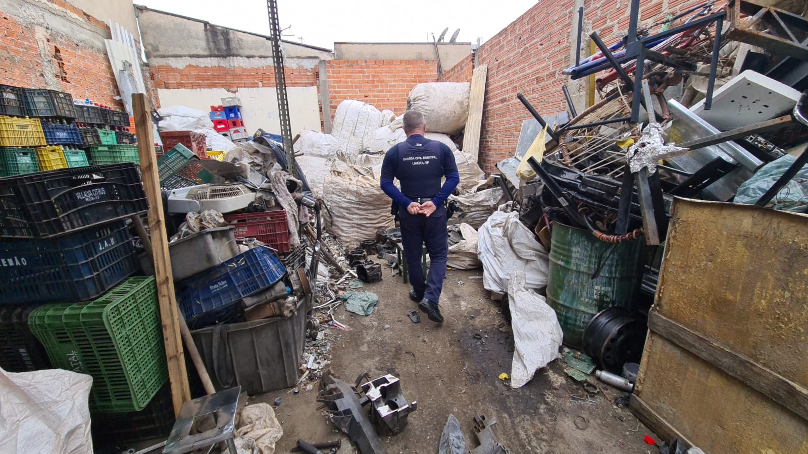 Casal é preso por furtar alambrado de uma casa em Limeira