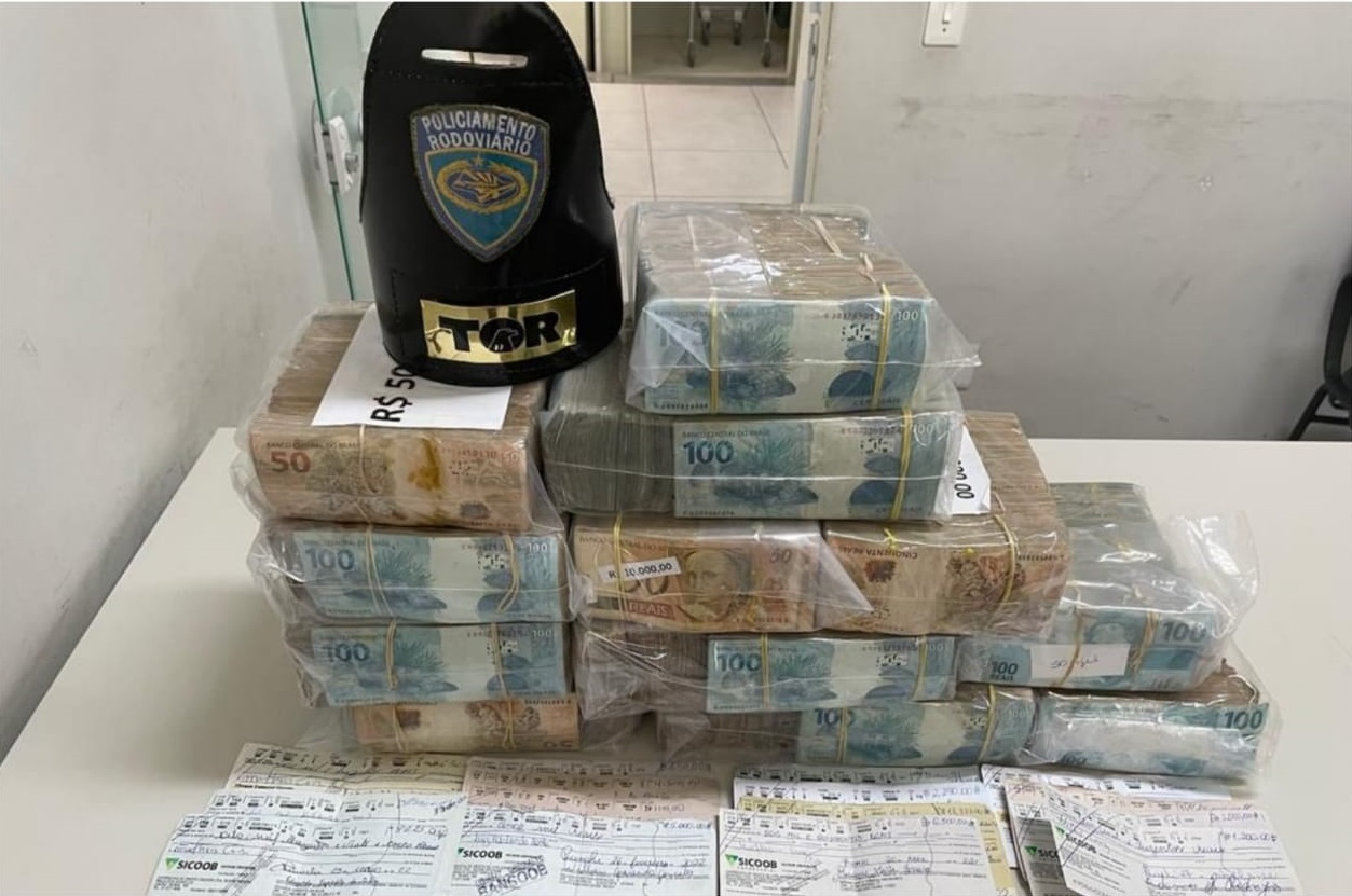 Homens são detidos com mais de R$ 800 mil em carro