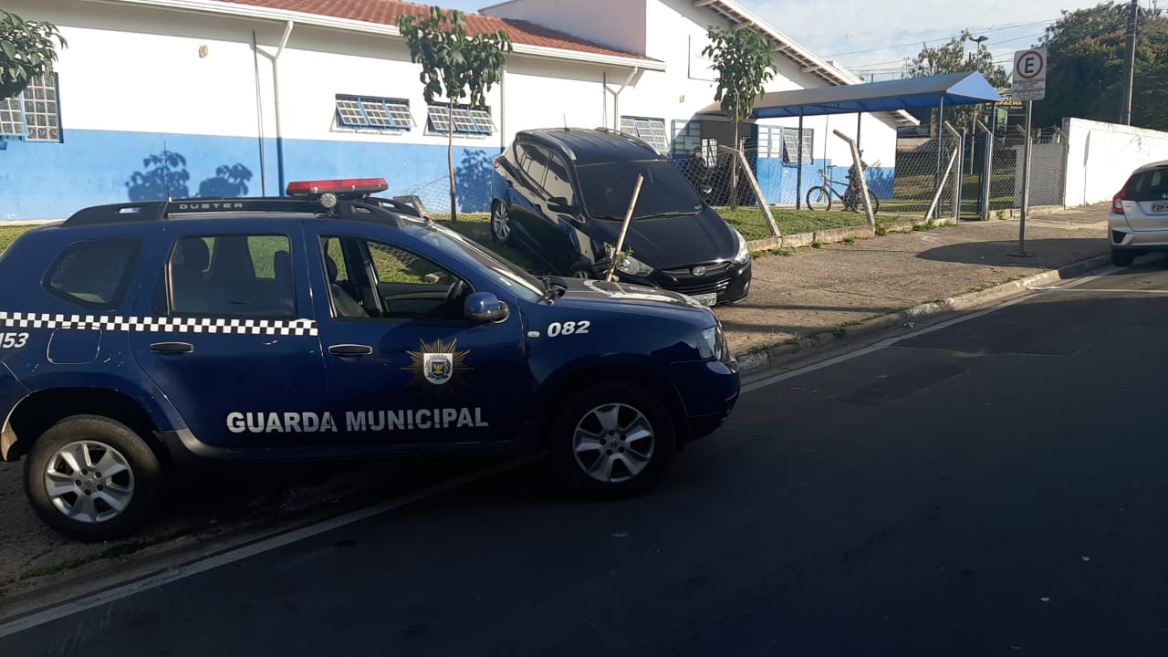 Motorista perde controle e derruba alambrado do CS do Jardim Santo Antônio