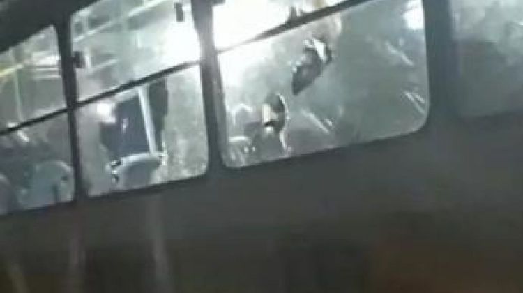 Ônibus escolar é apedrejado em Sumaré após briga de alunos