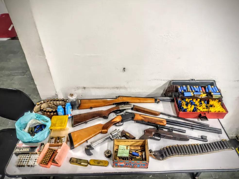 PM apreende armas de fogo em uma casa no Recanto dos Dourados