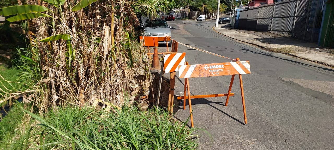 3 veículos caem em afluente do Piçarrão em 1 dia