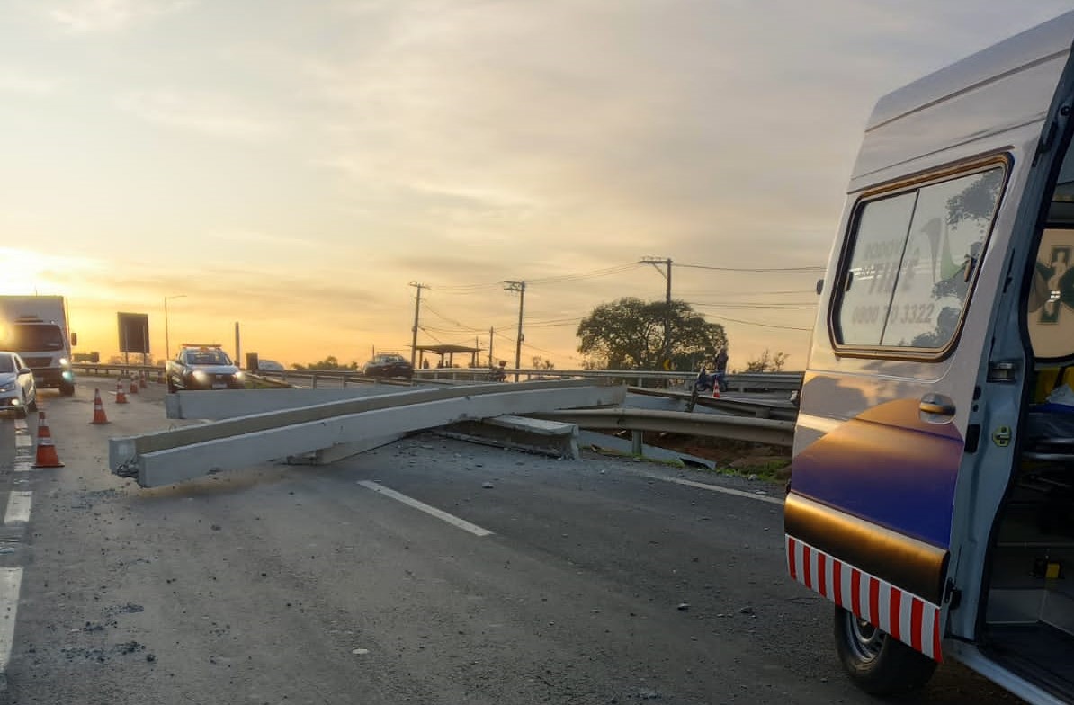 Caminhão derruba vigas de concreto e trava SP-101 em Monte Mor