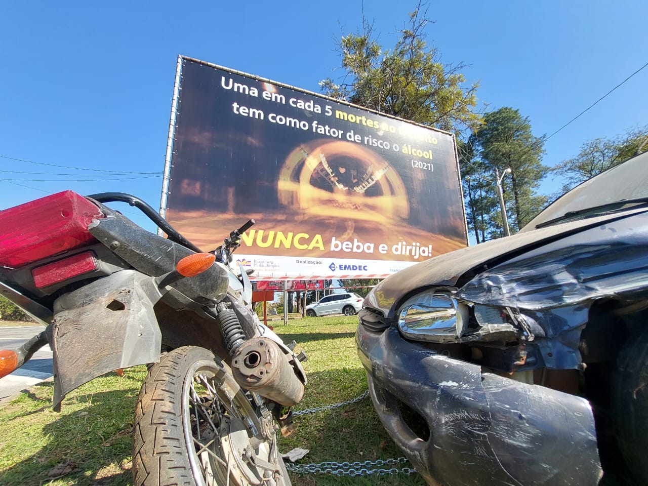 Campanha de conscientização utiliza carros e motos acidentados em Campinas