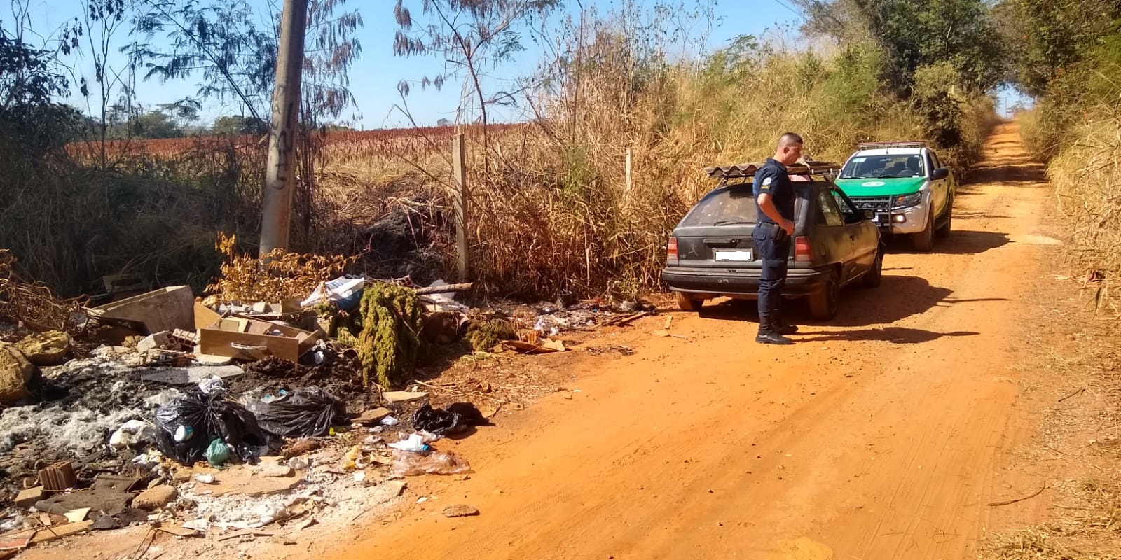 Guarda de Nova Odessa flagra homem jogando lixo em local irregular