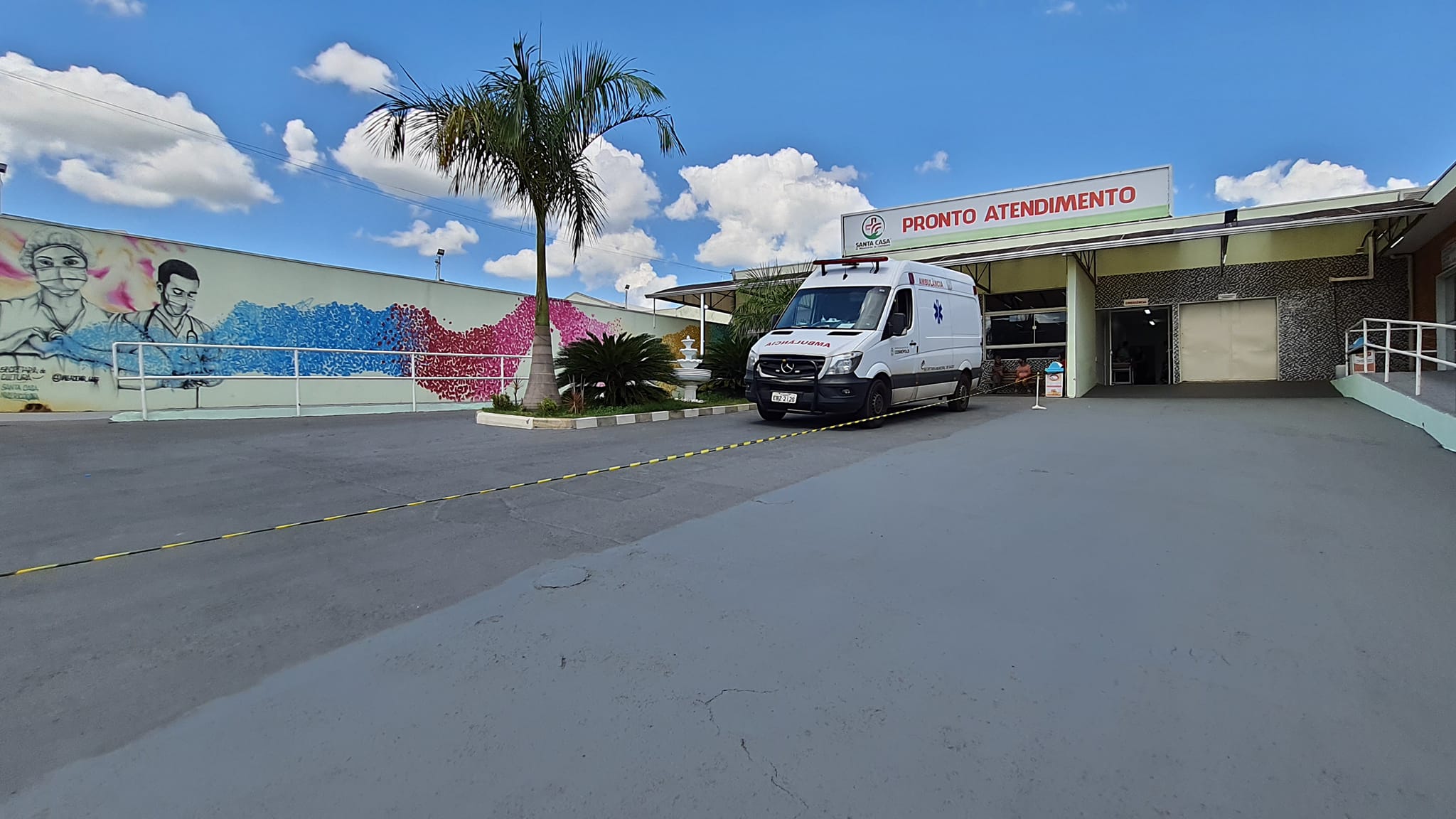 Homem que invadiu hospital e ateou fogo no próprio corpo ainda não foi transferido