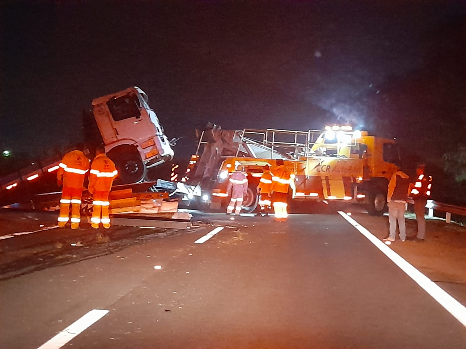 Motorista erra alça de acesso e tomba caminhão na Rodovia dos Bandeirantes