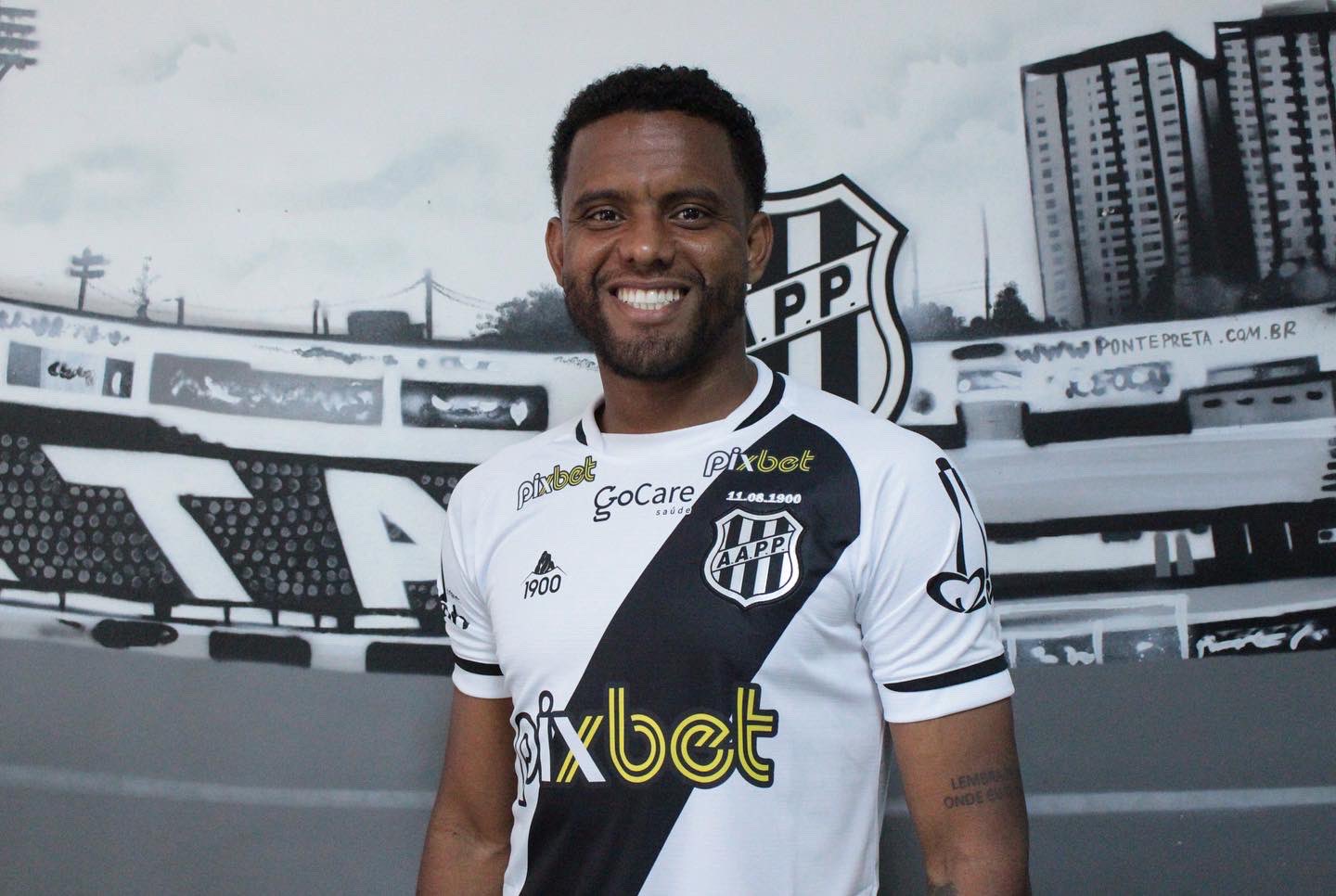 Rithely, volante, é apresentado pela Ponte Preta.