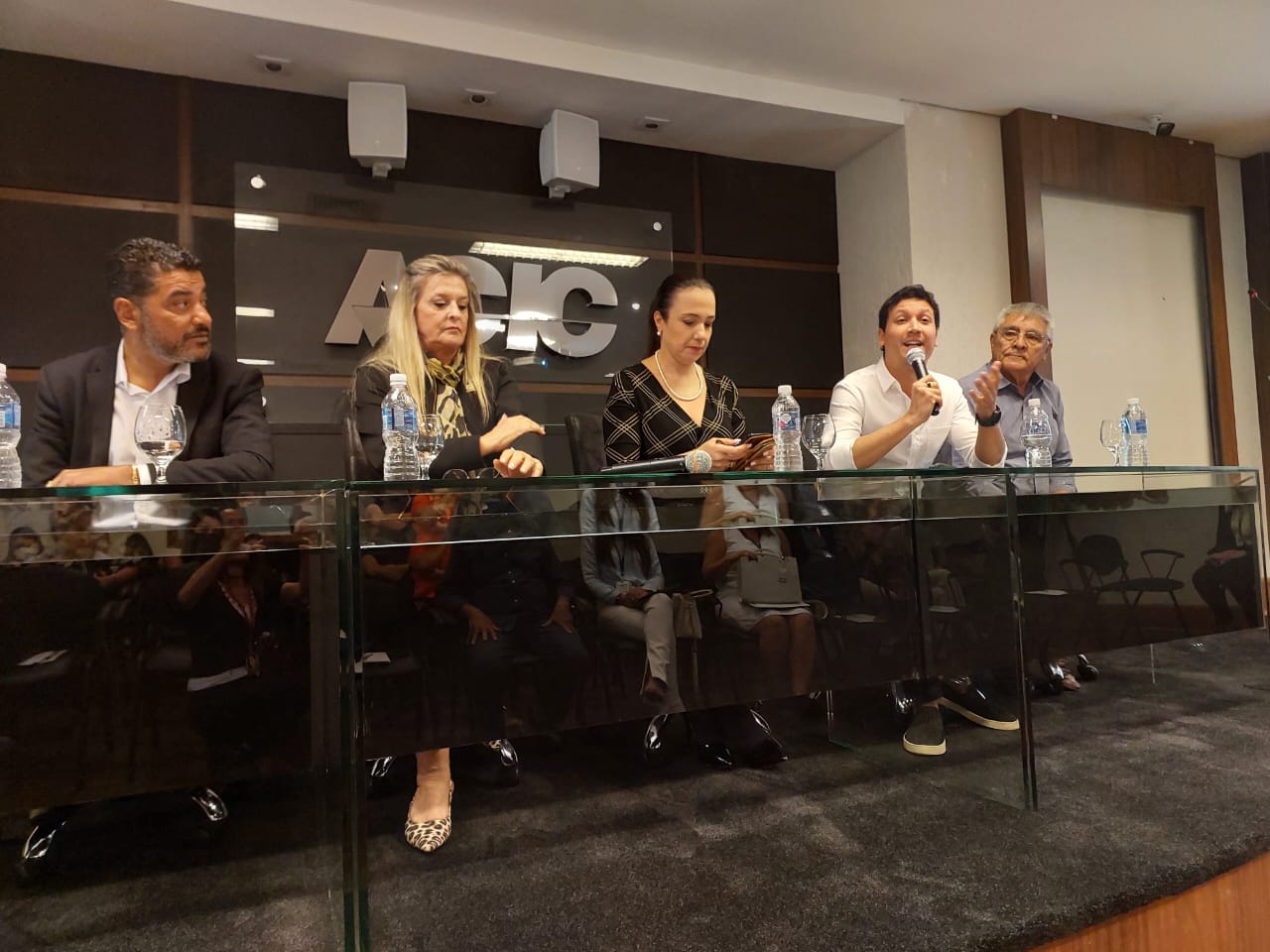 Rua 13 de Maio terá novo mobiliário e cobertura com guarda-chuvas coloridos