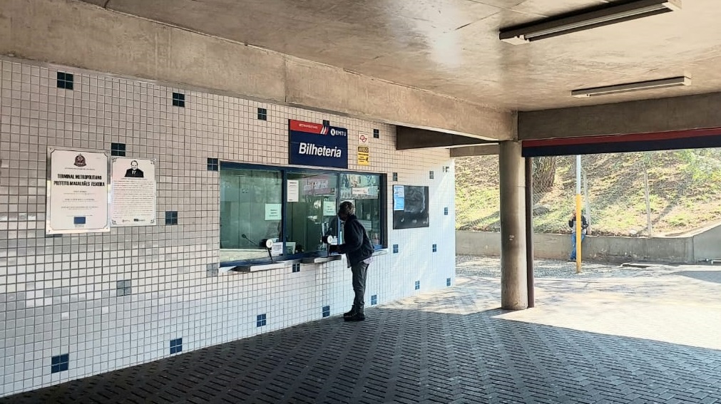 Passageiros enfrentam obstáculos para carregar bilhetes