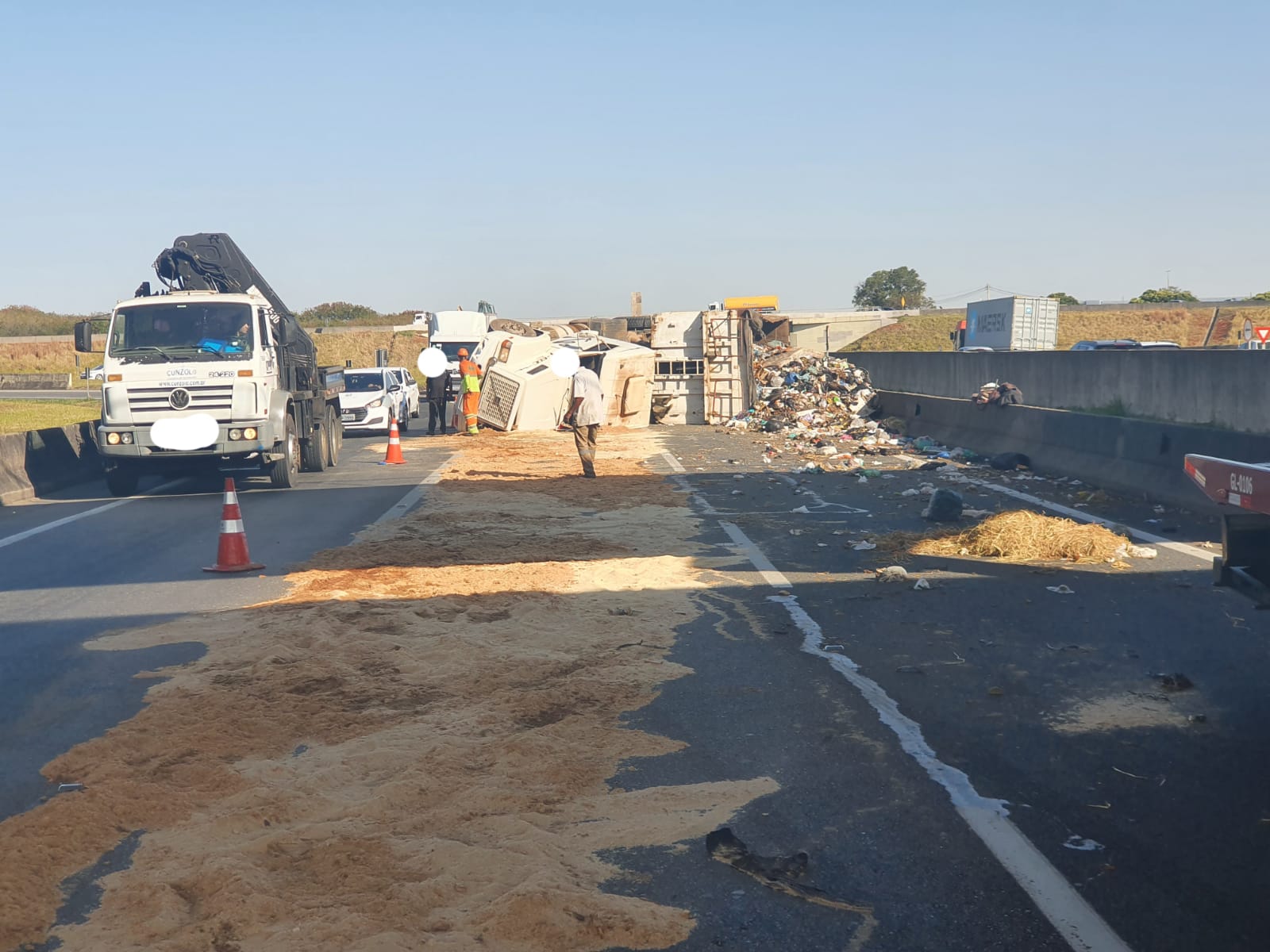 Caminhão com lixo que tombou na Anhanguera saiu do Delta e ia para Paulínia