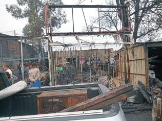 Fogo atinge lojas às margens da Rodovia Miguel Melhado Campos, em Campinas