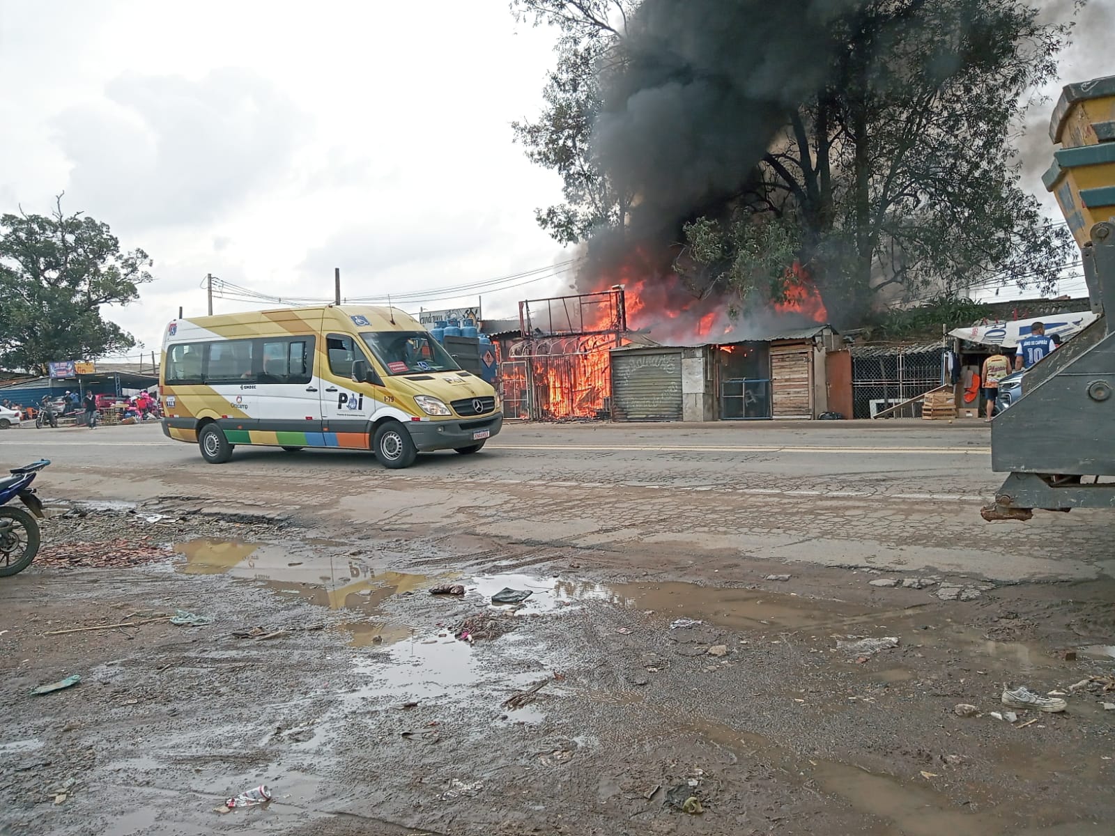 Fogo atinge lojas às margens da Rodovia Miguel Melhado Campos, em Campinas