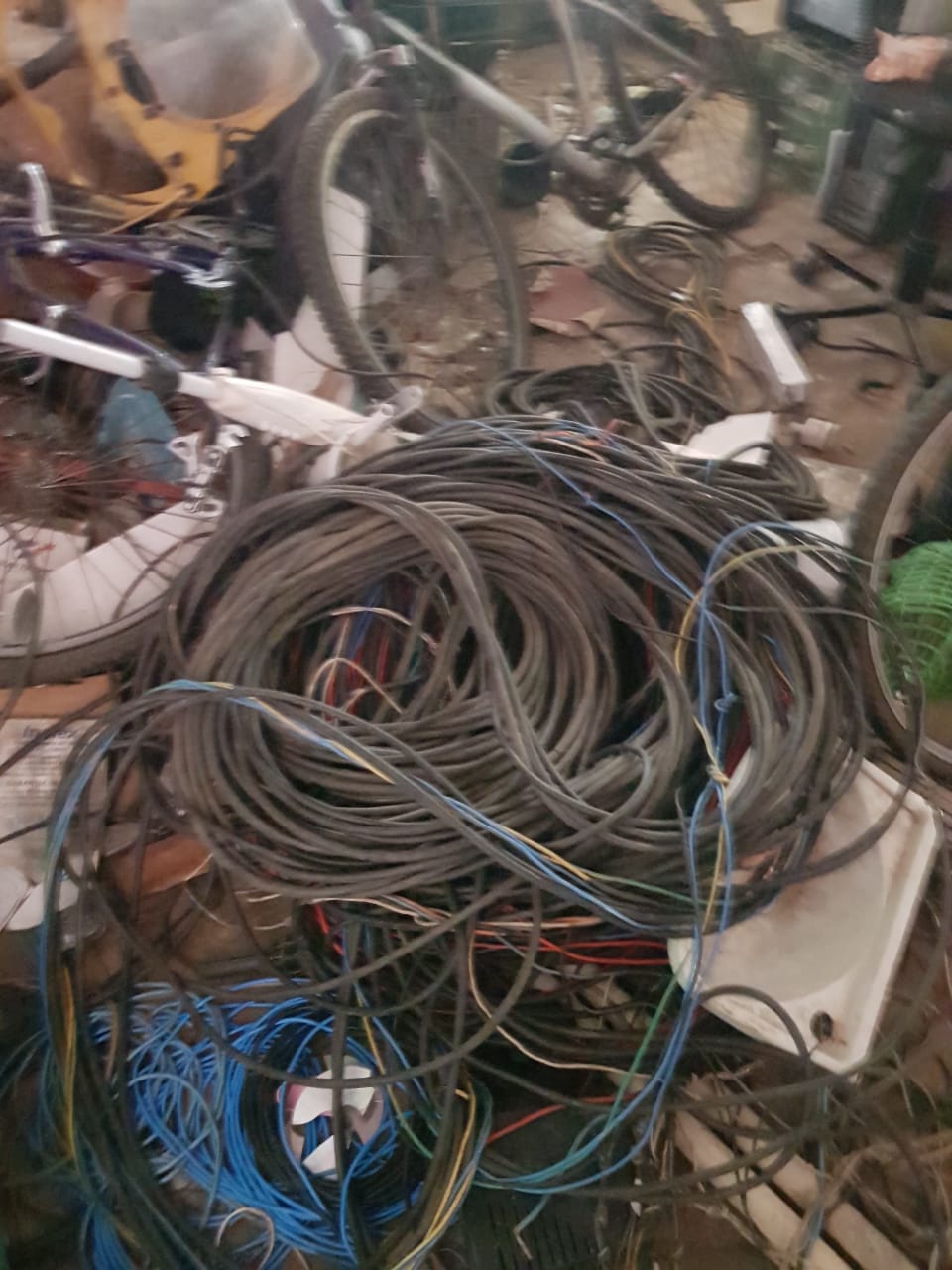 Guarda Municipal encontra botijões de gás e dezenas de fios furtados em ferro-velho