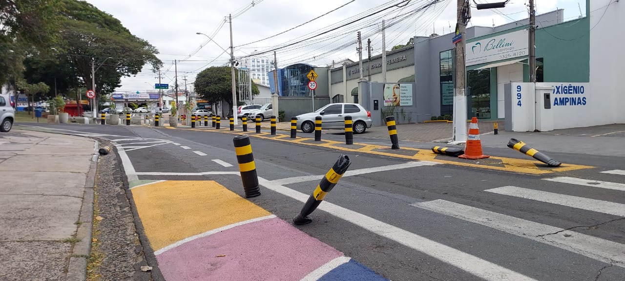 Motoristas atropelam sinalização de trânsito na Delfino Cintra