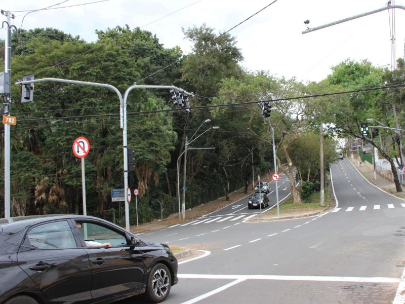 Novos semáforos inteligentes são colocados na Carlos Grimaldi