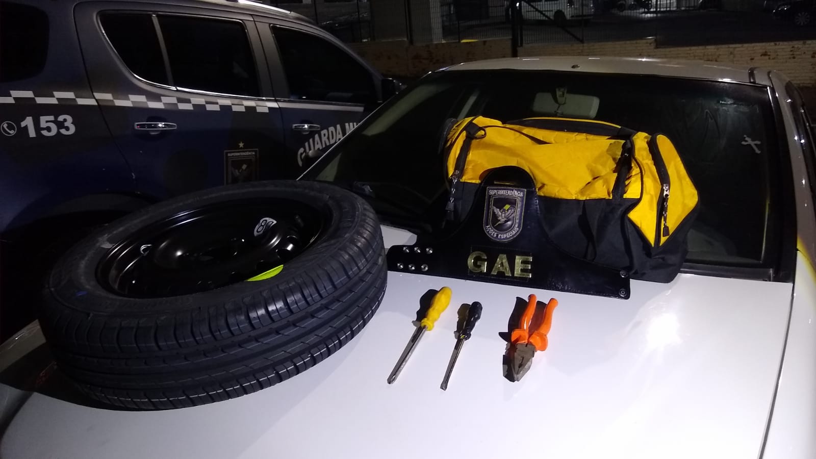 Guarda municipal de folga surpreende criminosos furtando estepe do carro dele