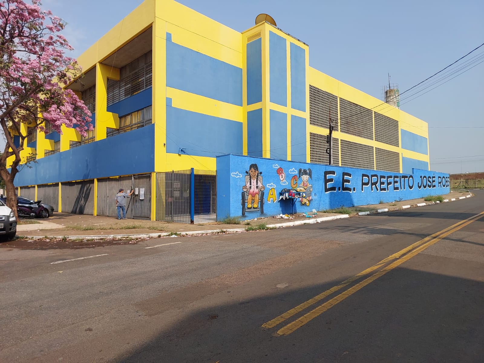 Alunos ficam sem aula após escola ser invadida e furtada em Campinas