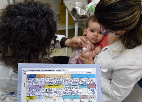 Vacina contra meningite está inclusa na multivacinação e pode conter surto