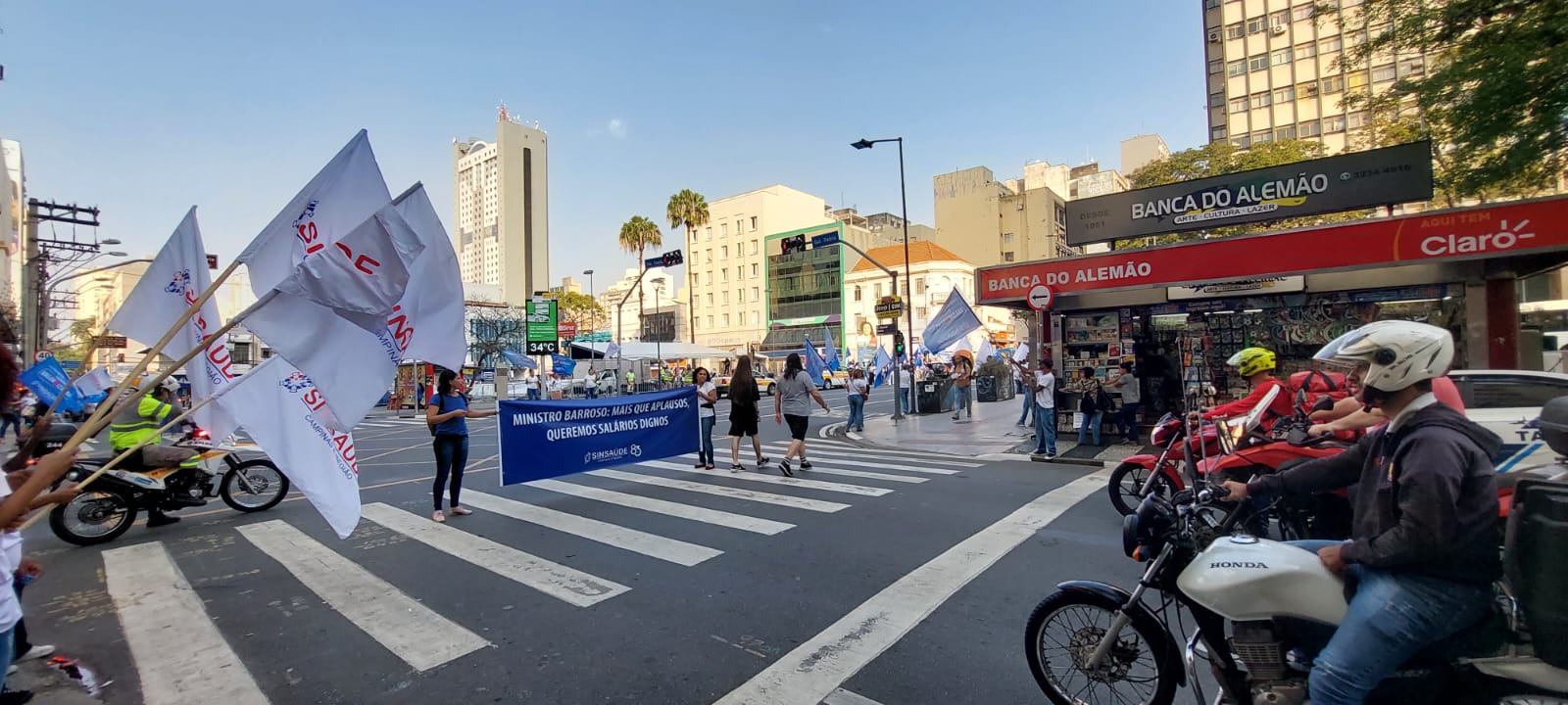 Grupo protesta contra suspensão do piso salarial da enfermagem