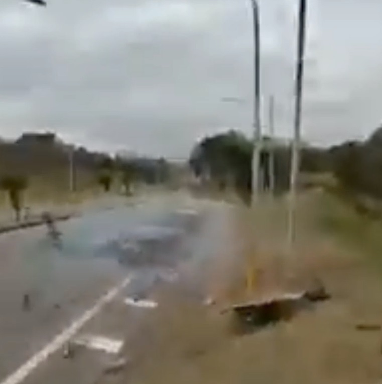 Motorista acelera carro de luxo, perde controle e atinge poste; VÍDEO