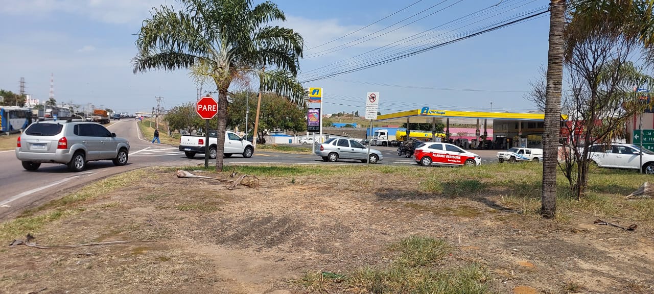 Motoristas e moradores pedem melhorias em cruzamento no Jd. Itatinga